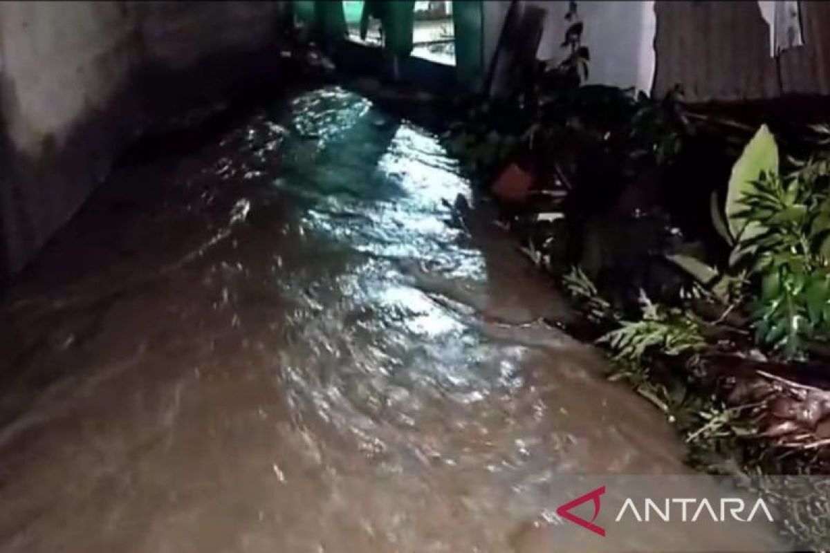 Pemkab Cianjur merutinkan warga bersihkan sampah di sungai antisipasi banjir