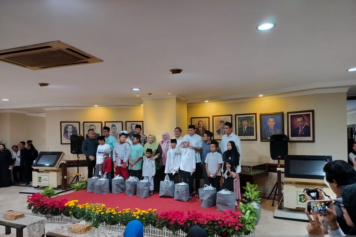 DPRD Surabaya salurkan santunan yatim piatu