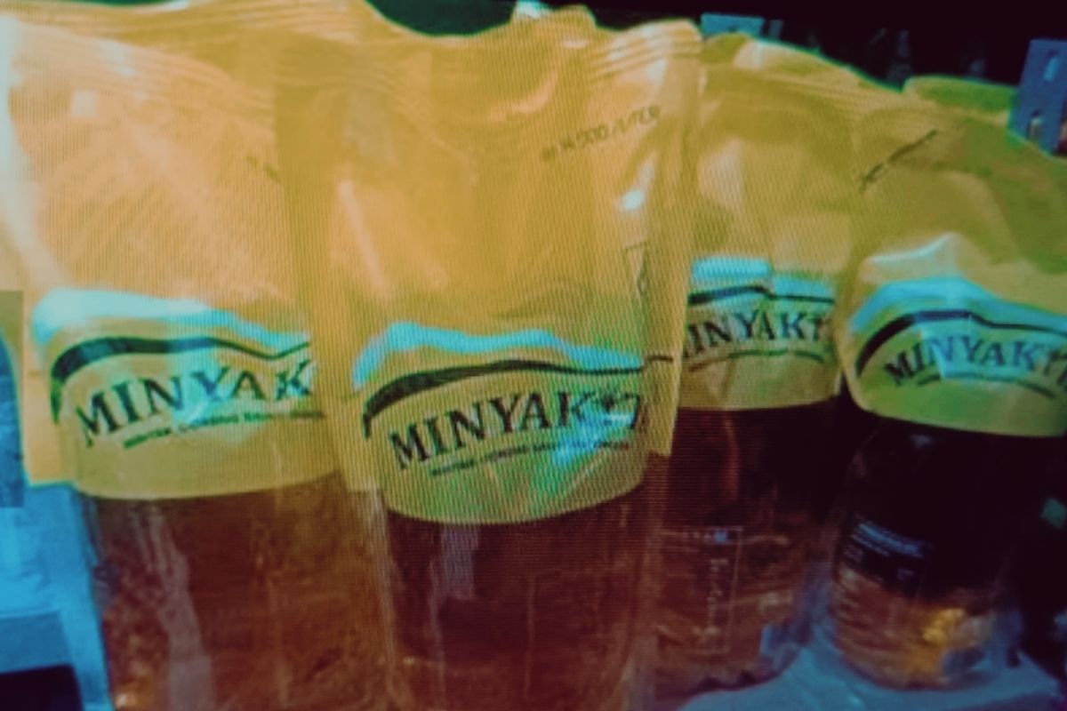 Minyakita dijual di Biak sesuai HET Rp15.700 per liter