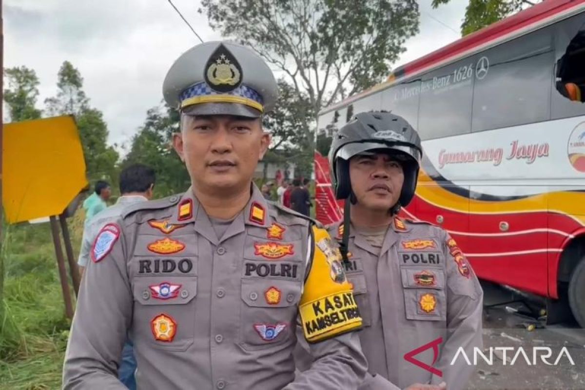 Tabrakan bus Gumarang Jaya dengan truk di Solok, dua sopirnya sempat terjepit (Video)