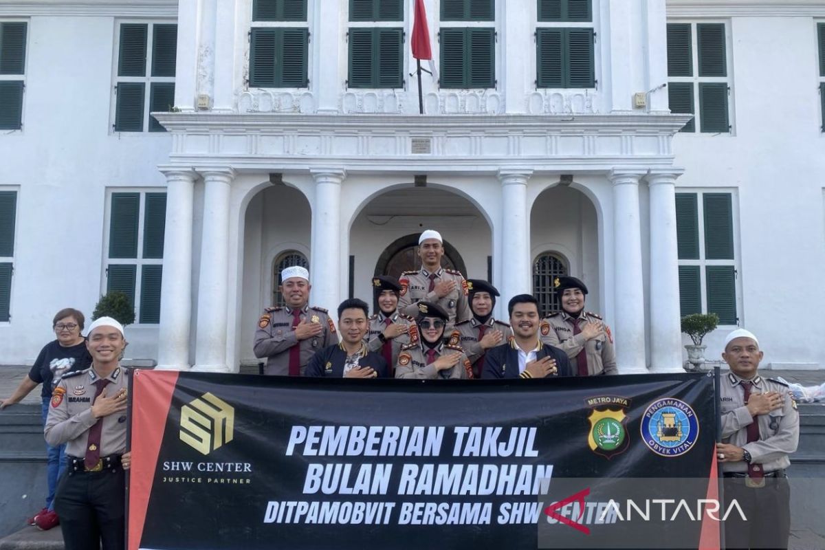 Pererat silaturahim, Polisi dan SHW Center bagikan takjil di Kota Tua