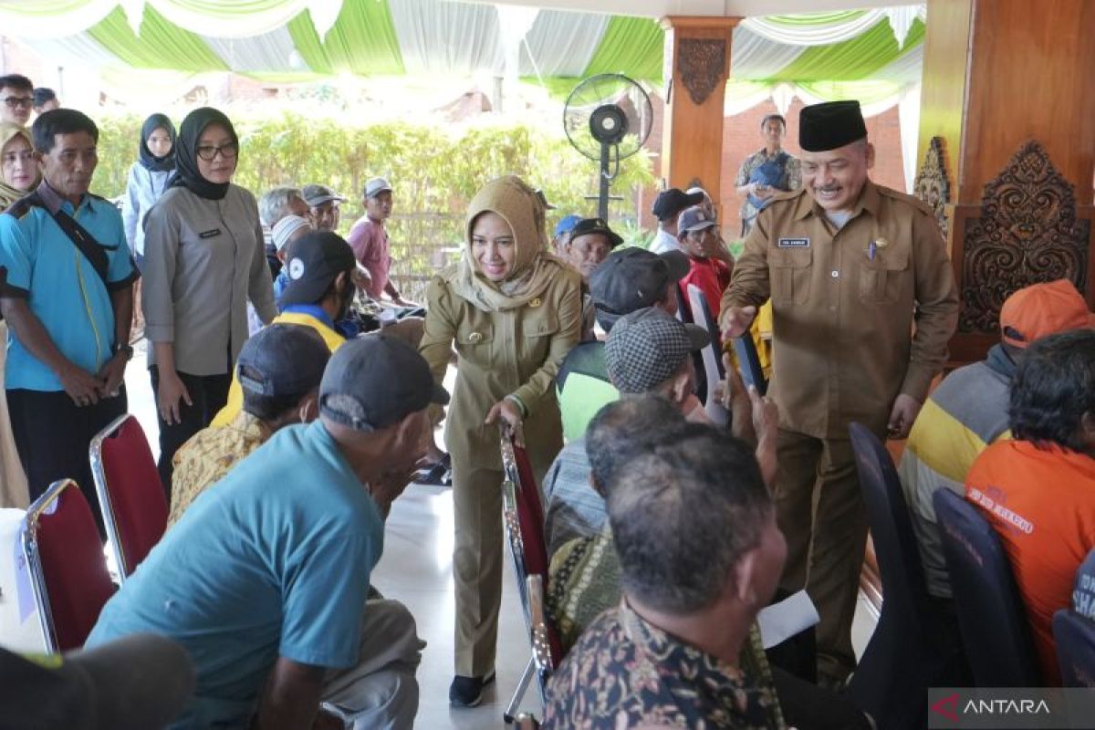 315 tukang becak di Mojokerto terima bantuan Lebaran Rp350.000/orang