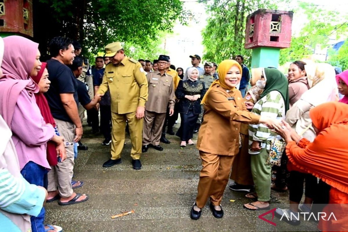 Warga Gorontalo antusias belanja di pasar murah