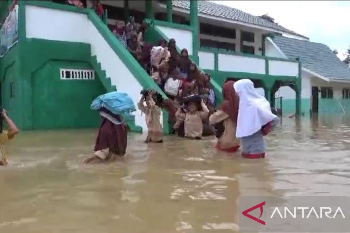 Siswa di Kabupaten Batanghari meski kondisi banjir tetap melaksanakan pembelajaran