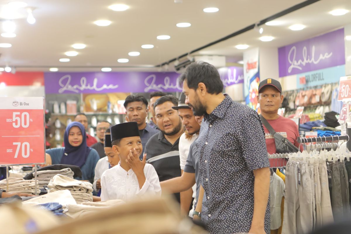 Mualem belikan baju lebaran Idul Fitri untuk 120 anak yatim