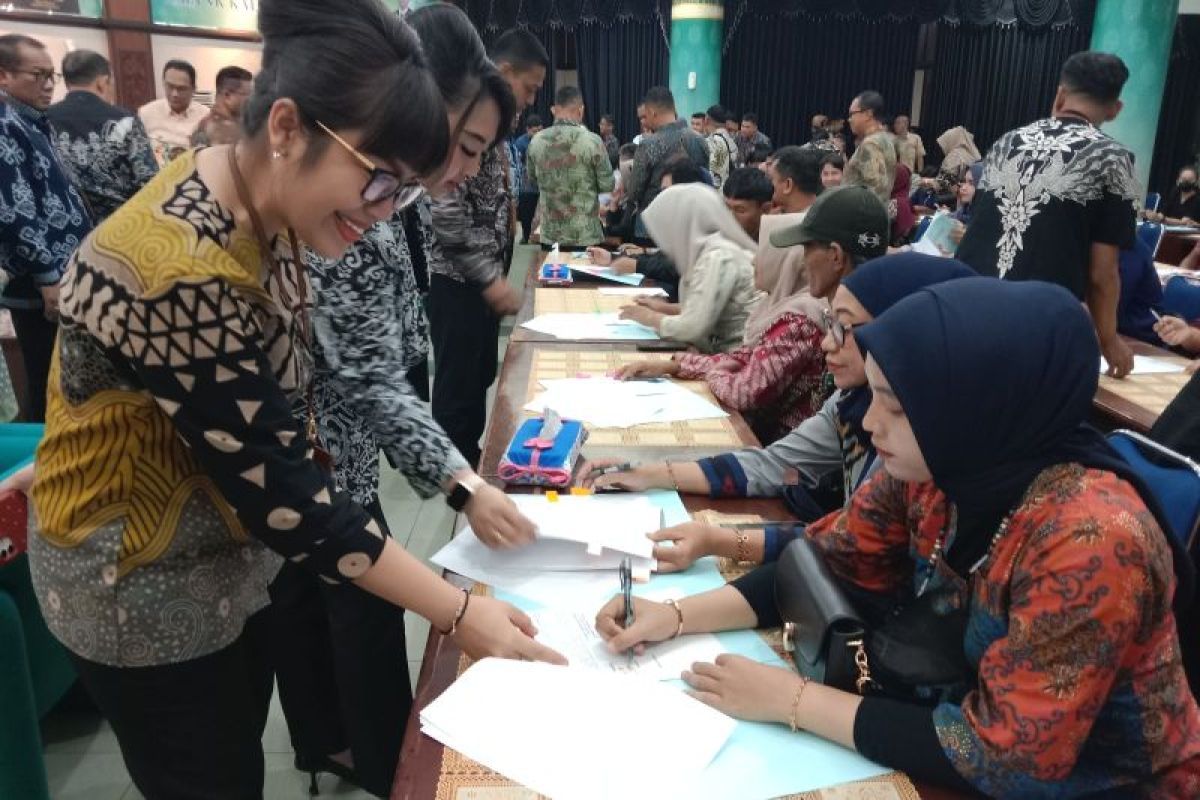 Bank Kalbar melakukan akad KUR serentak bagi UMKM senilai Rp35 miliar