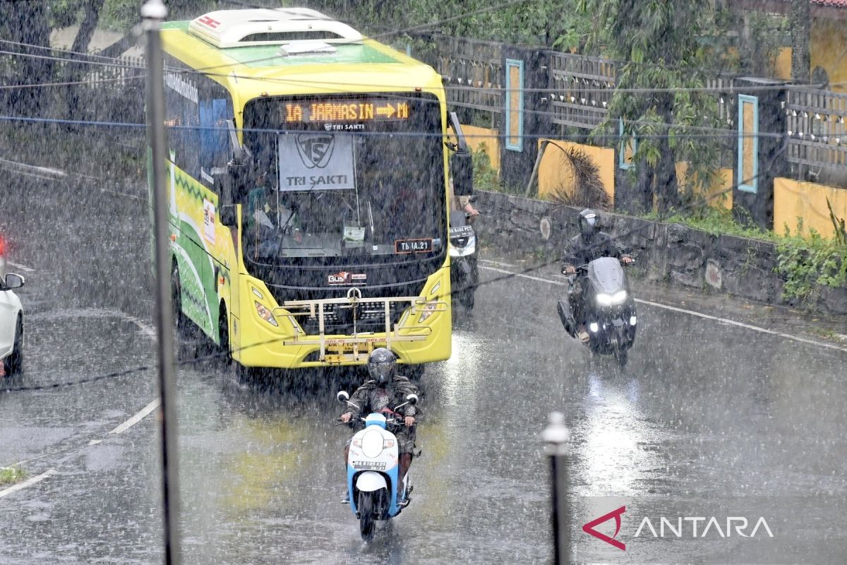BMKG: Waspada hujan deras hingga rob dan gelombang tinggi di Kalsel