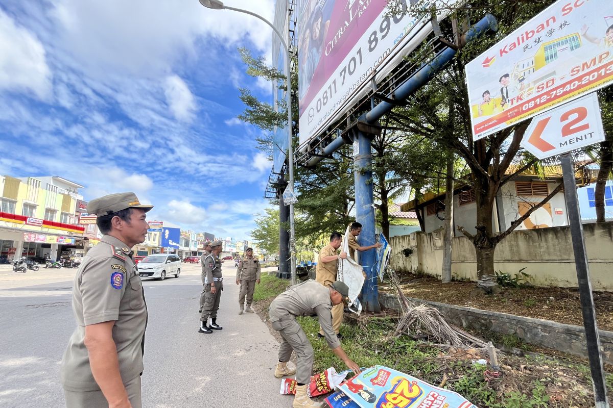 Tim gabungan Pemkot Batam mulai tertibkan reklame