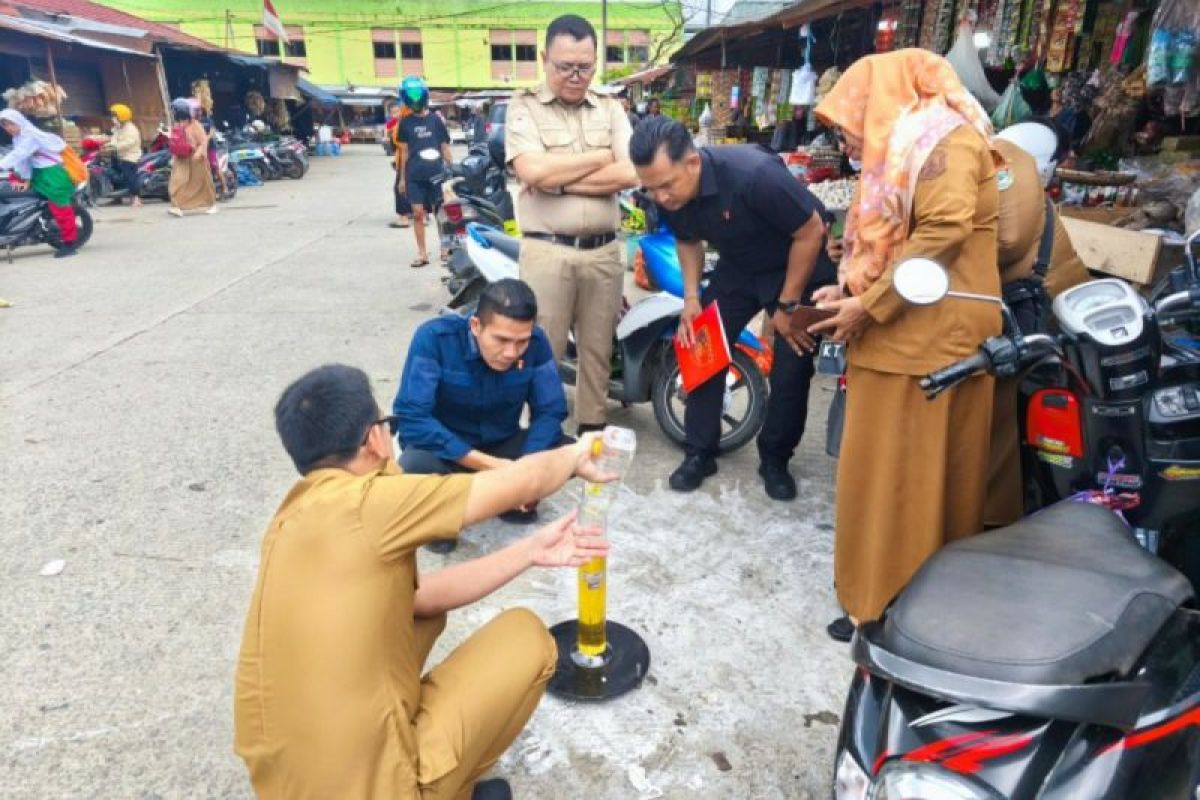 Polda Sulbar dan Disperindag temukan kemasan MinyaKIta tidak sesuai takaran