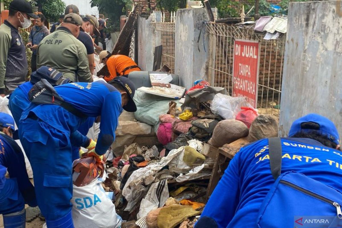 Jaktim kerahkan 500 personel bersihkan sampah usai banjir di Cililitan
