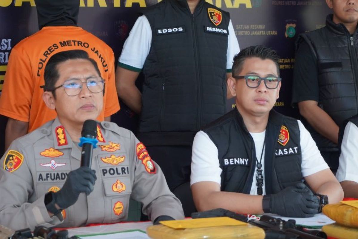 Polisi tangkap dua pria yang menyimpan puluhan sajam di Tanjung Priok