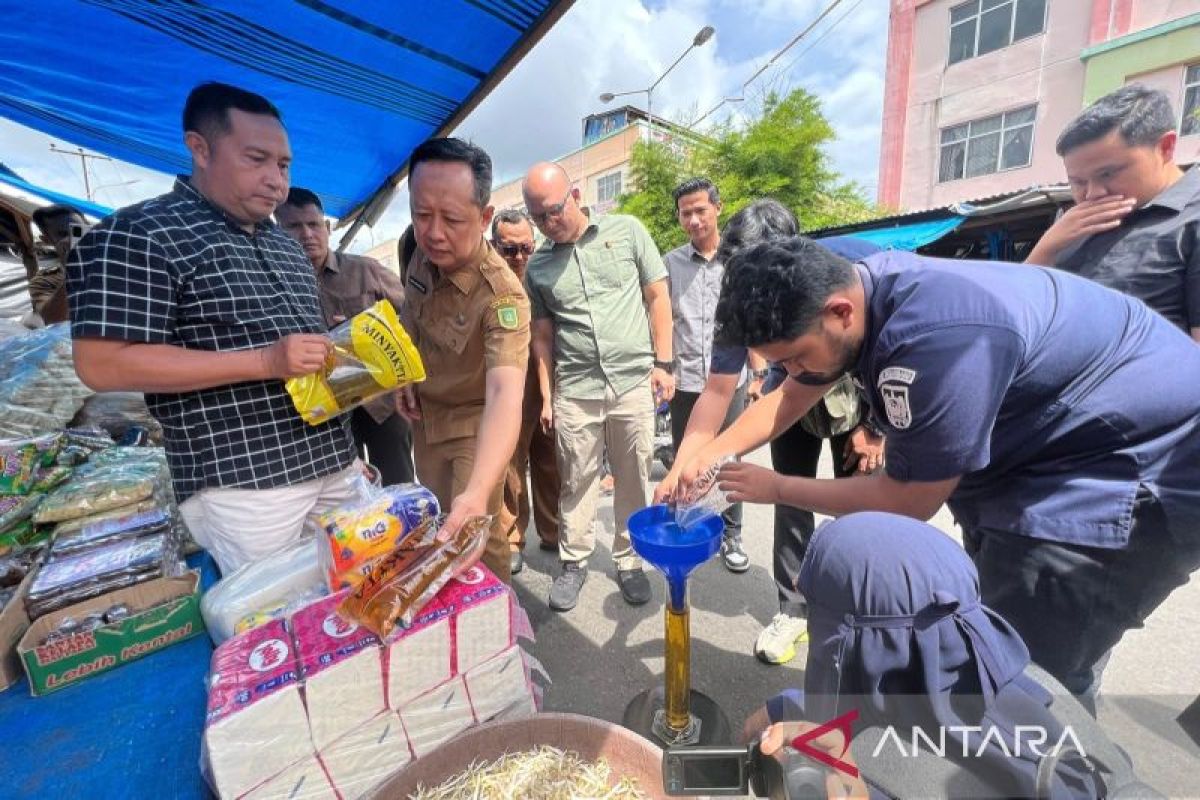 Polda Riau sidak takaran dan HET Minyakita di pasar