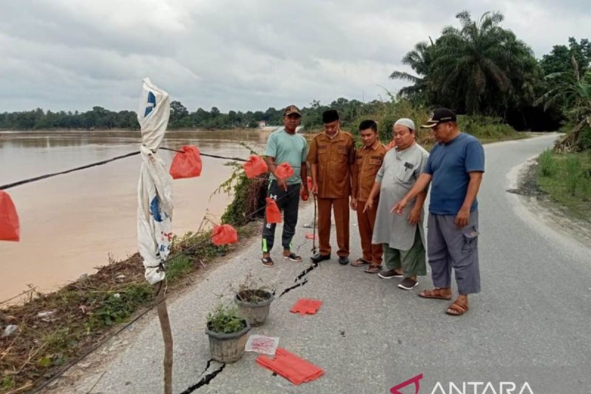 Jalan Penghubung Desa Terantang Menuju Padang Luas Nyaris Putus