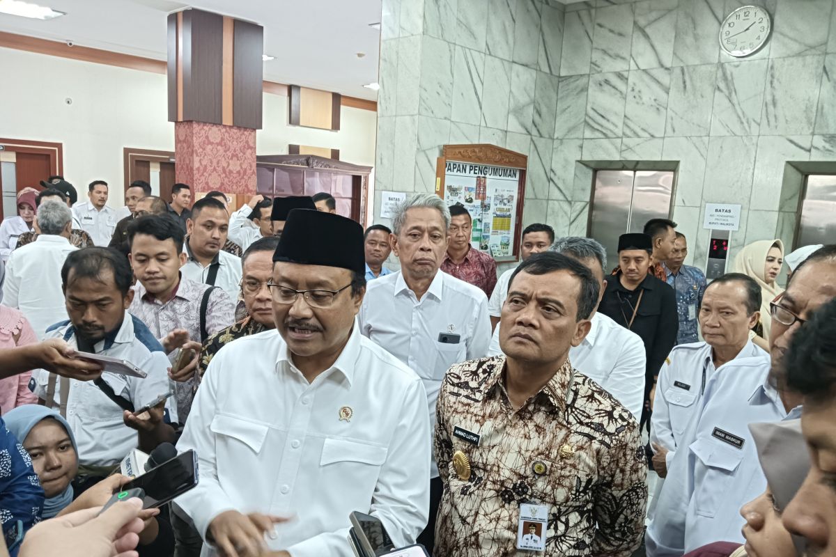 Pemerintah membuka Sekolah Rakyat untuk memutus rantai kemiskinan: Menteri