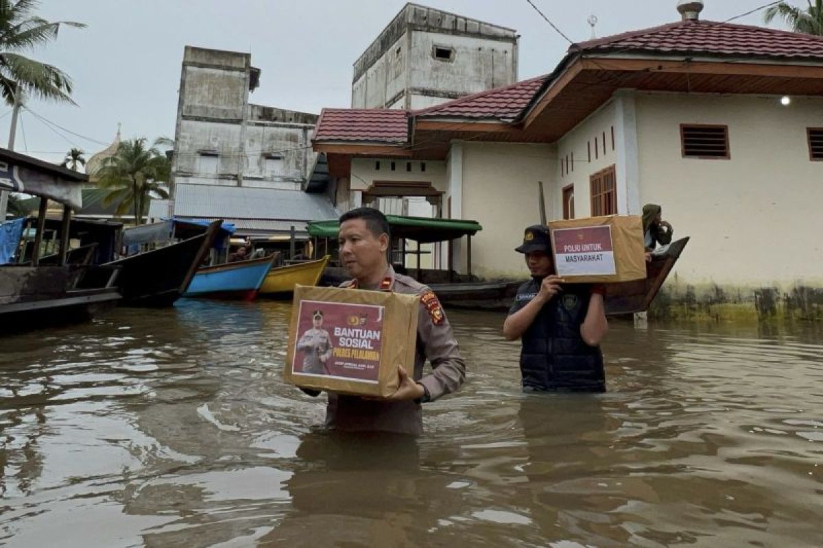 Bantu warga terdampak banjir, Kapolsek langgam salurkan sembako