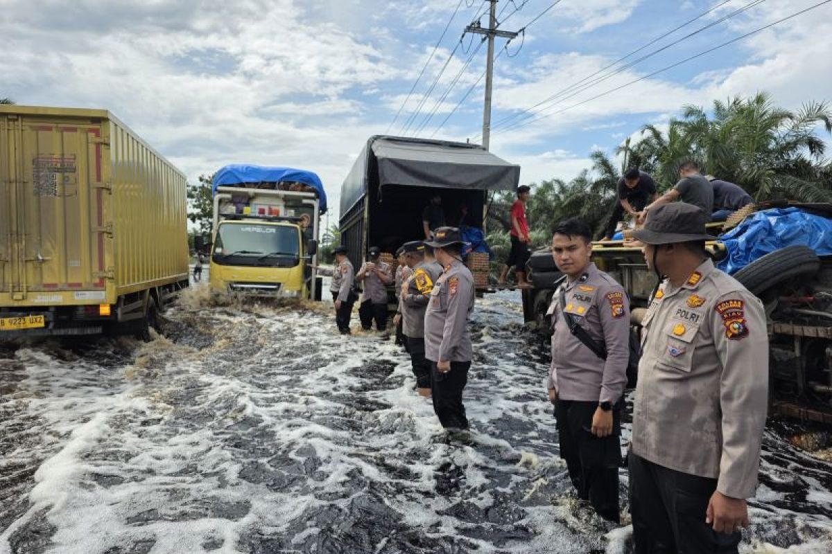 Banjir rendam Jalintim Pelalawan, kendaraan kecil dilarang melintas