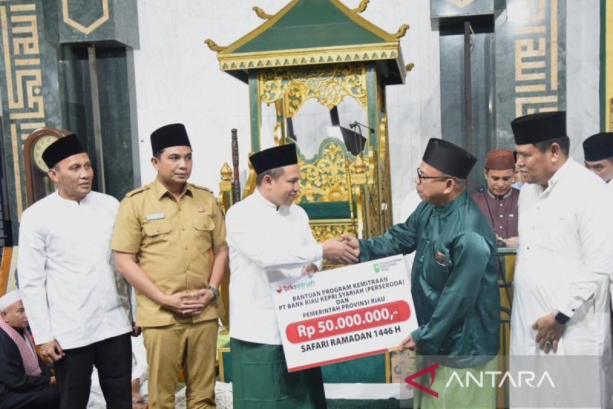 BRK Syariah salurkan Program CSR ke Masjid Raya Pekanbaru