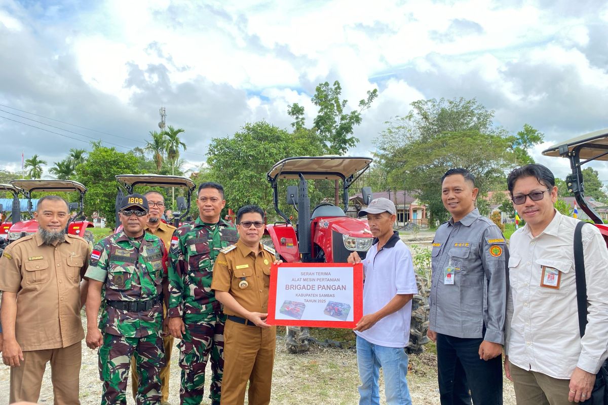 Bupati Sambas salurkan bantuan 174 unit alsitan di tingkatkan pertanian