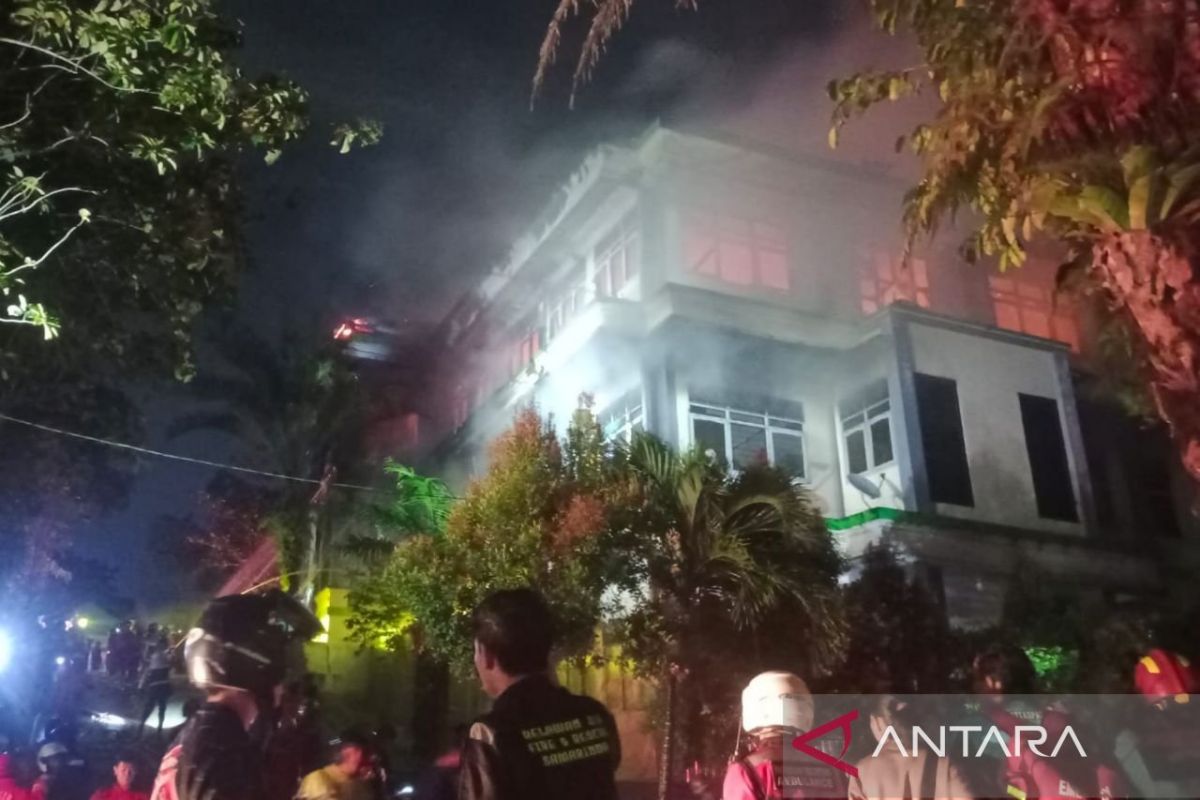 12 mobil Disdamkar Samarinda tangani kebakaran pesantren Nabil Husein