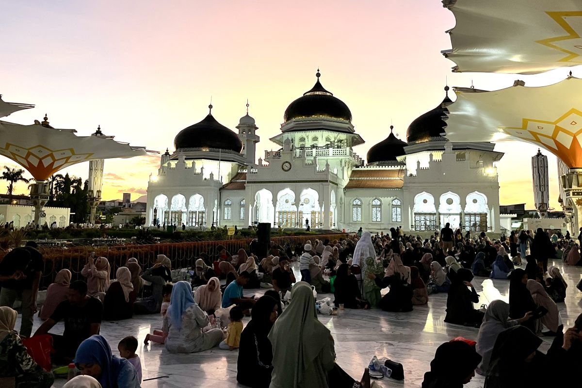 Ramadhan, Masjid Raya Baiturrahman dipadati pengunjung untuk ngabuburit dan berbuka puasa