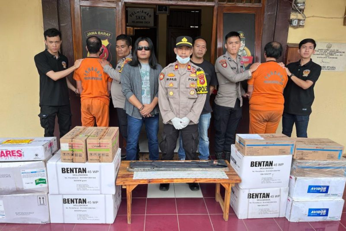 Polisi Sukabumi ekspos dua buronan kasus pencurian obat pertanian