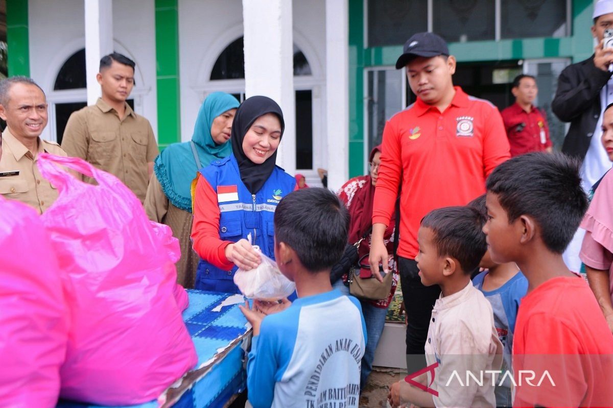 Ketua TP PKK Henny Sasmita Wahid turun tangan, bantu warga banjir di Rumbai