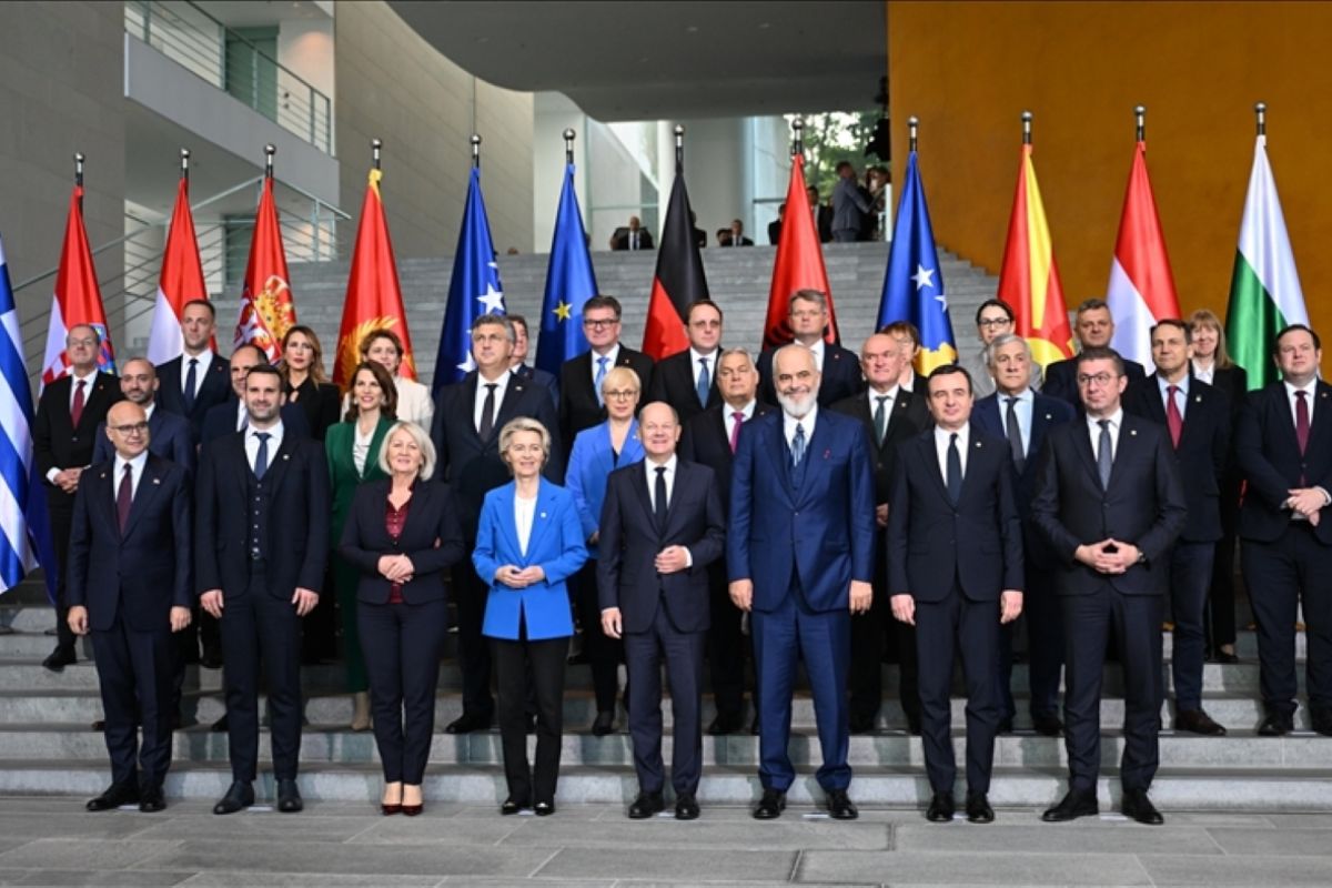 Macron desak pimpinan militer Eropa susun rencana jamin keamanan Kiev