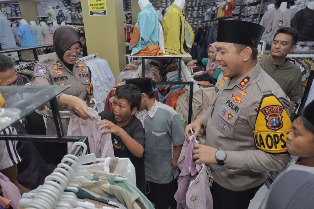 Polres Blitar ajak yatim piatu belanja baju Lebaran
