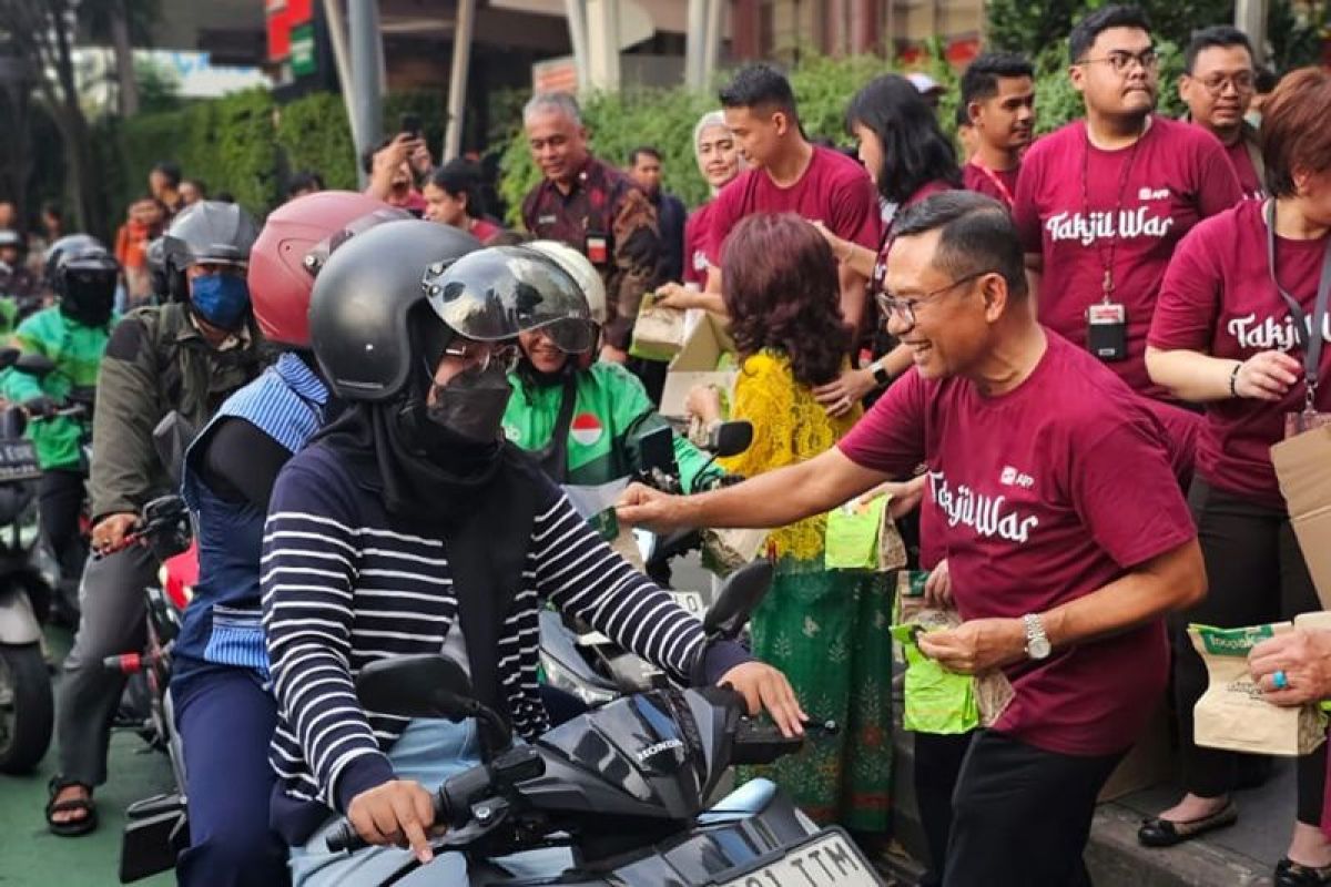 Saleh Husin dan kawan-kawan berbagi takjil di bulan Ramadhan