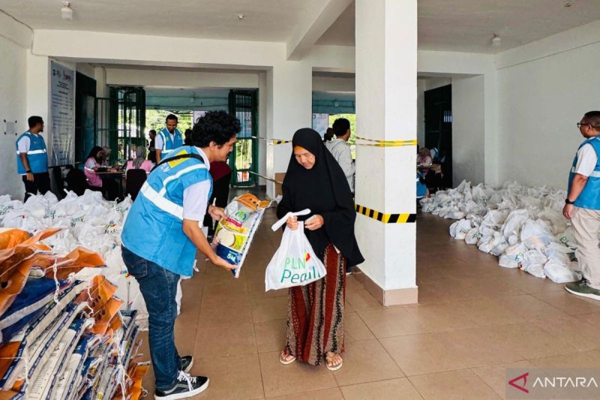 Ribuan warga antusias serbu pasar sembako murah 