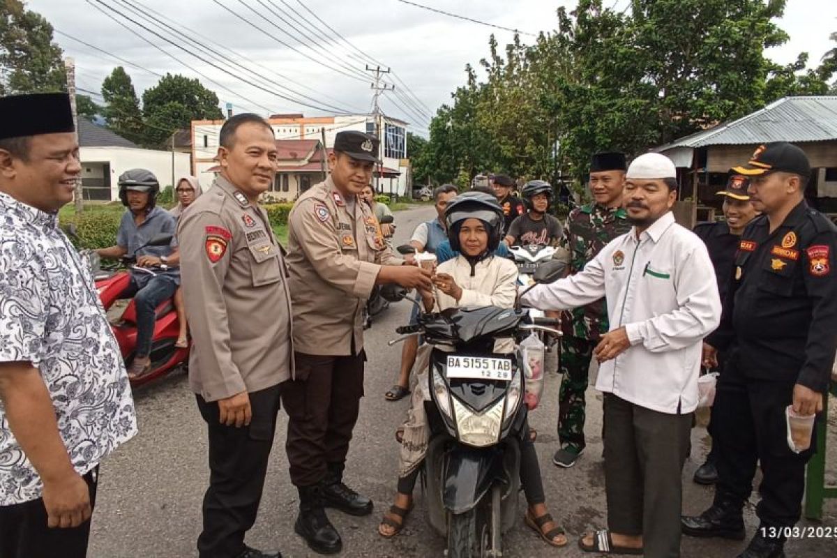 LDII Agam bagikan ratusan takjil bagi pengendara