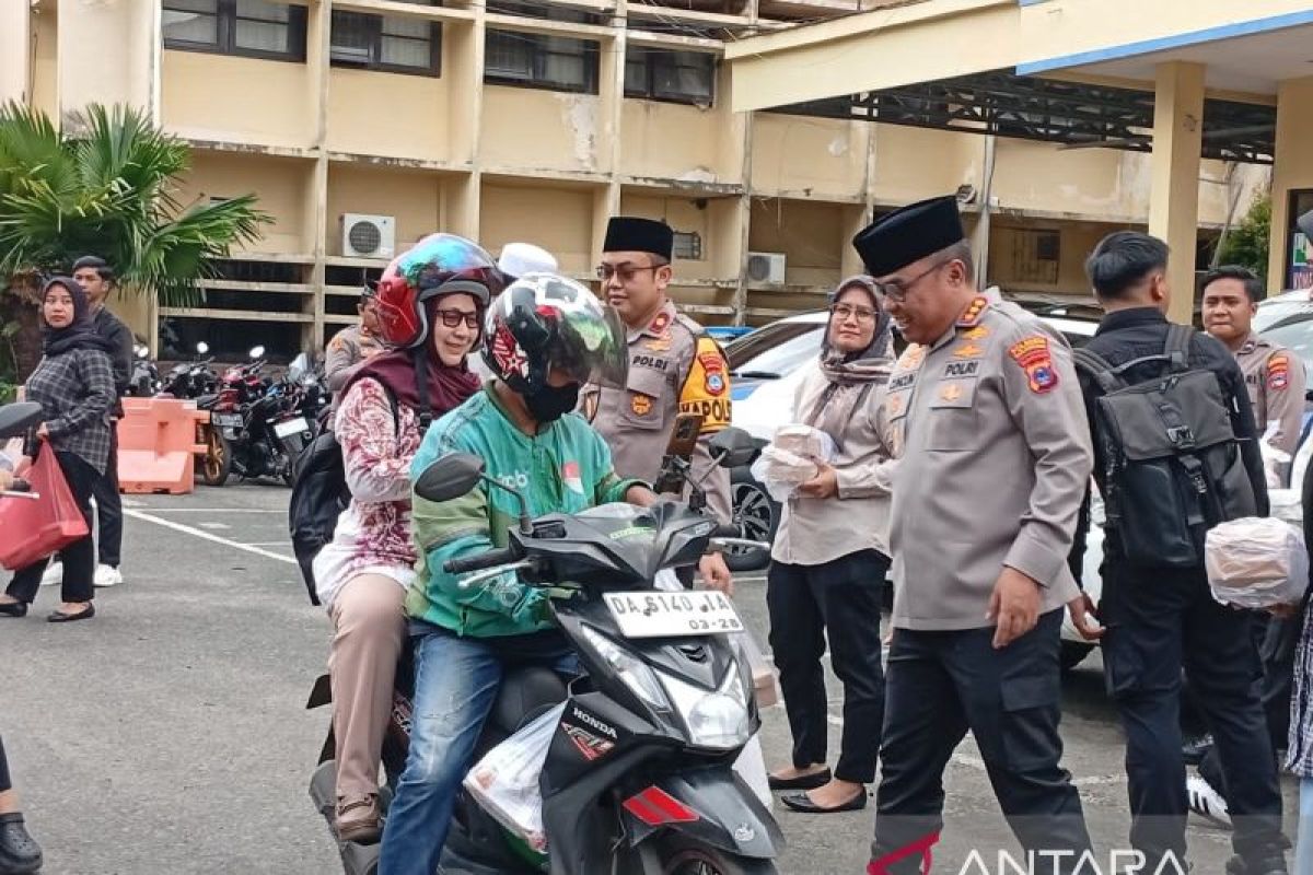 Polresta Banjarmasin dan media bagikan 500 takjil ke pengguna jalan
