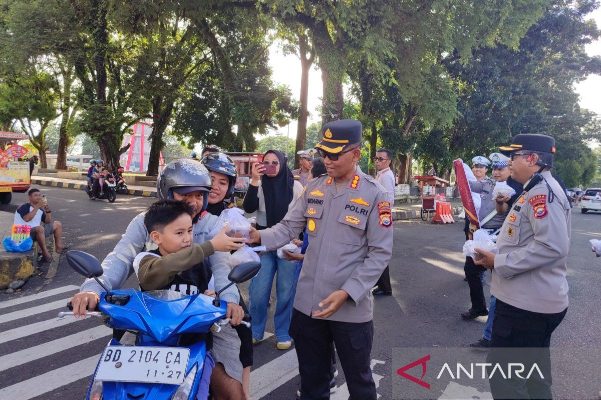 Polresta Bengkulu kembali bagikan takjil kepada 100 pengendara