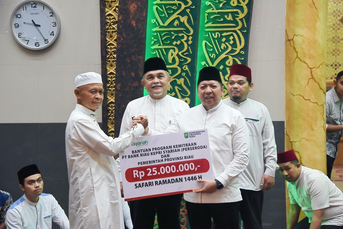 Safari Ramadan ke Masjid Al Mizan, BRK Syariah serahkan bantuan, UAS ajak masyarakat menabung