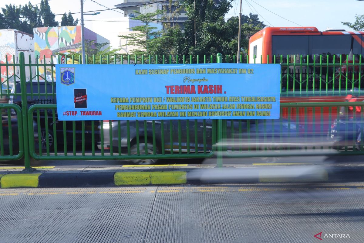 Pemkot Jaktim tinggikan pagar pembatas jalan untuk cegah tawuran