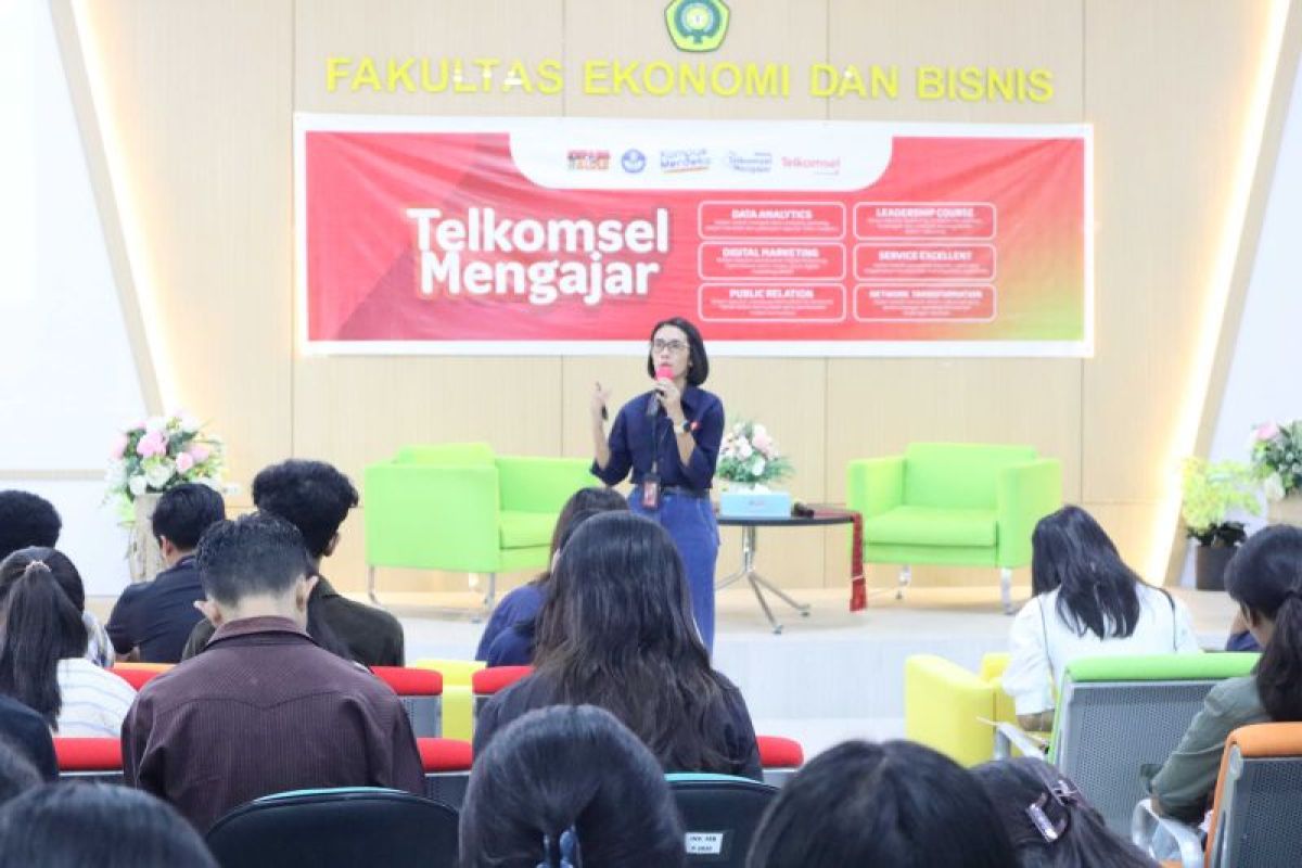 Telkomsel menggelar program Telkomsel Mengajar kepada mahasiswa Undana