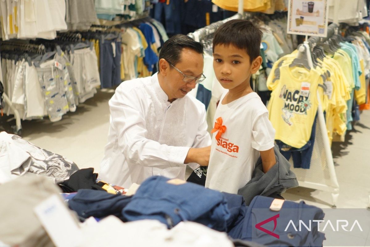 Bahagiakan anak yatim, Telkomsel Pekanbaru ajak belanja baju lebaran