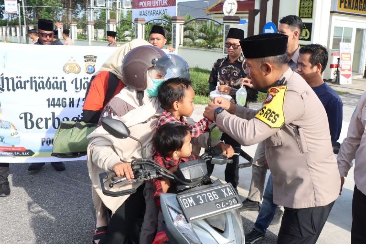 Polres Meranti dan awak media bagi takjil dan buka puasa bersama