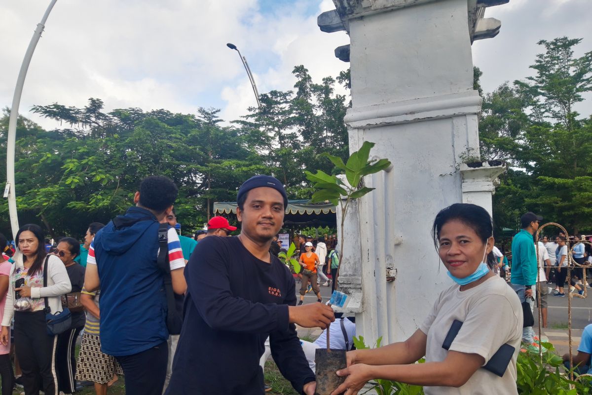 UPT Kemenhut dan DLHK NTT bagikan 500 anakan pohon gratis sambut HBR 2025