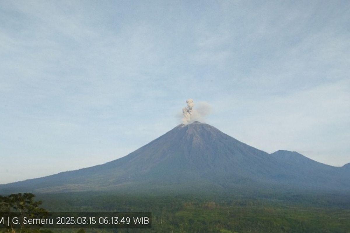 Gunung Semeru erupsi tiga kali dengan tinggi letusan hingga 800 meter