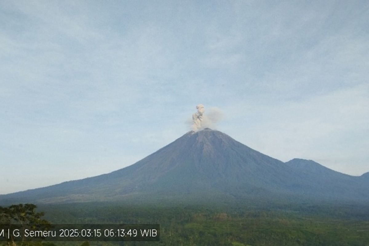 Gunung Semeru erupsi tiga kali pagi ini