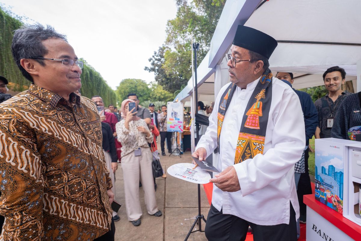 Rano Karno Rasakan Mudahnya Transaksi Non-Tunai pada Pasar Kreatif Bersama Bank DKI-Ramadan di Jakarta