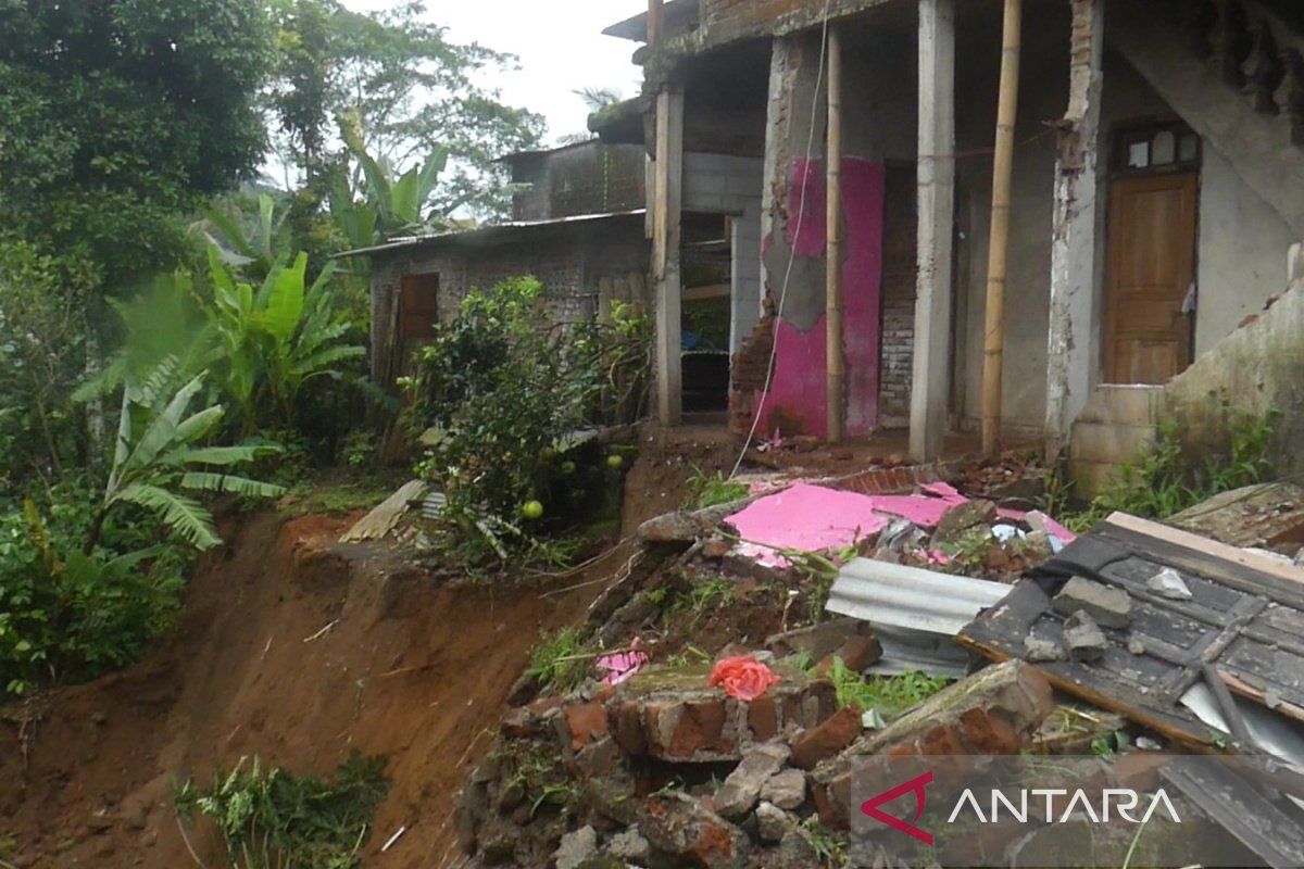 Tiga rumah rusak akibat longsor di Temanggung