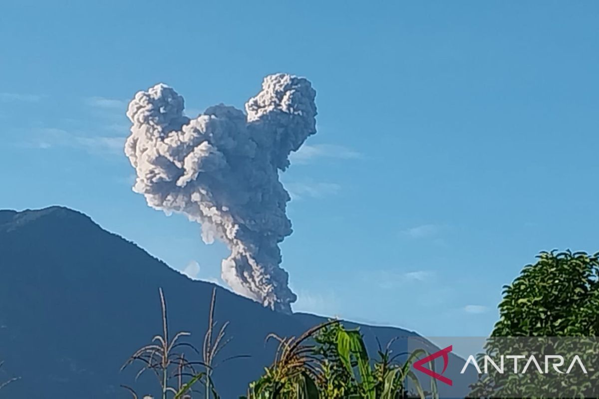 Erupsi Gunung Marapi di Sumbar pagi ini berdurasi 45 detik