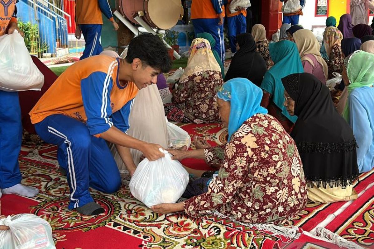 Siswa Sidoarjo bagikan sembako kepada lansia saat Ramadhan