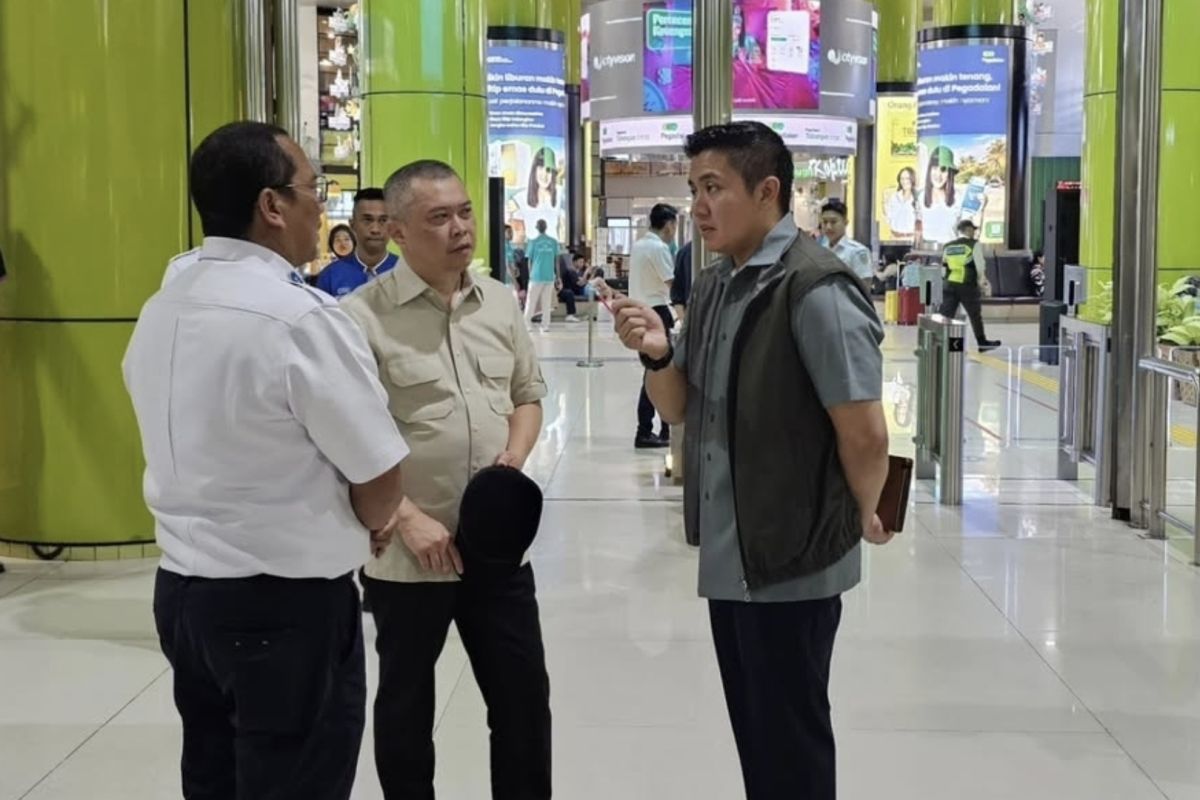 Seskab Teddy tinjau kesiapan Stasiun Gambir sambut pemudik