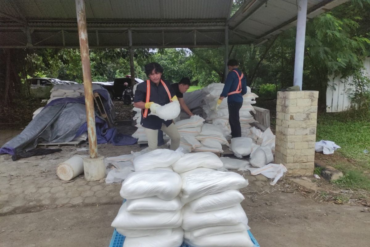 Jakarta telah mendistribusikan 12 ton garam untuk mengantisipasi hujan deras