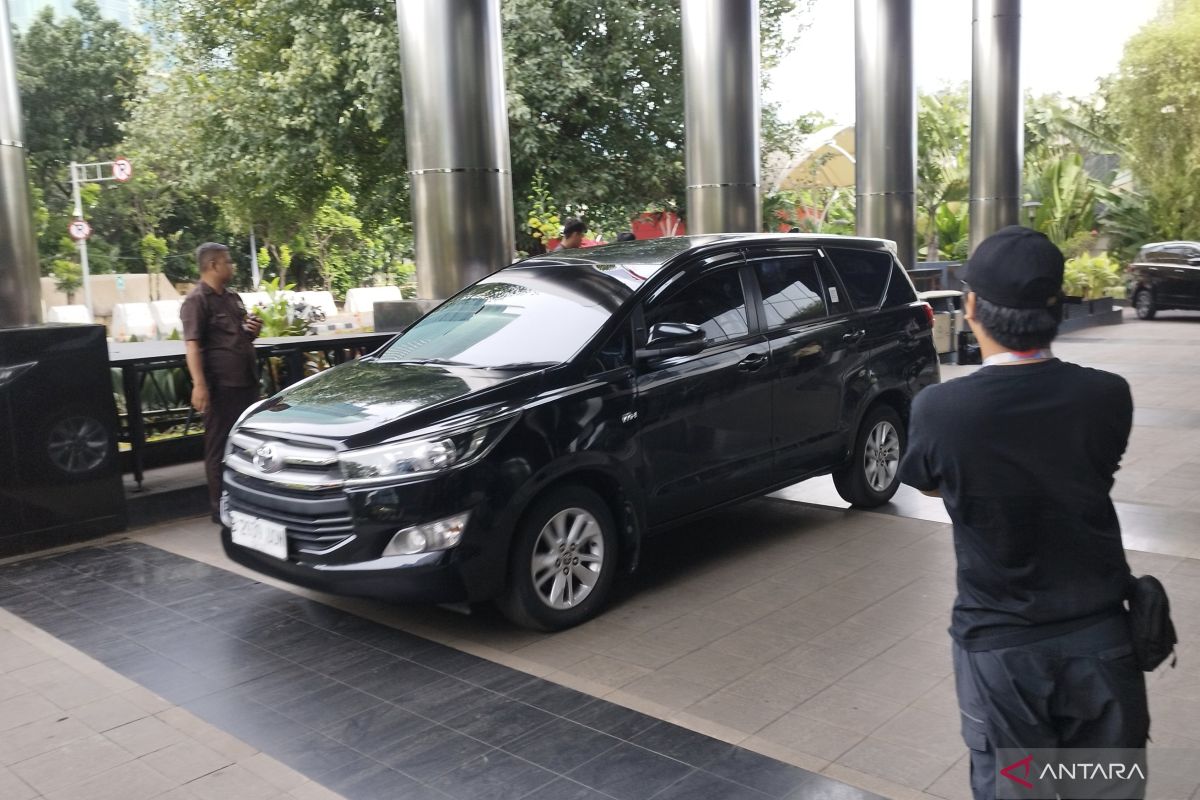 Para pejabat OKU Sumsel yang terkena OTT tiba di Gedung KPK