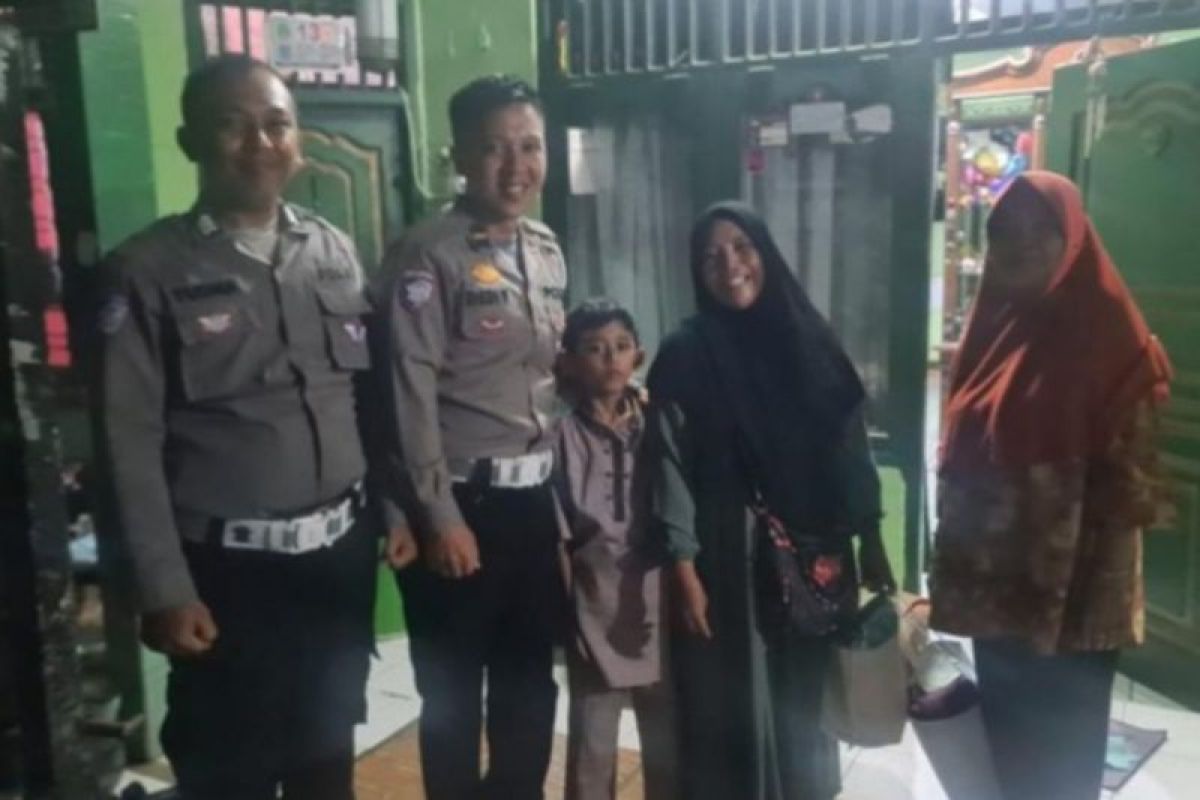 Aksi Mulia Polisi Bantu Ibu-Anak yang Kehabisan Tiket Bus Mudik