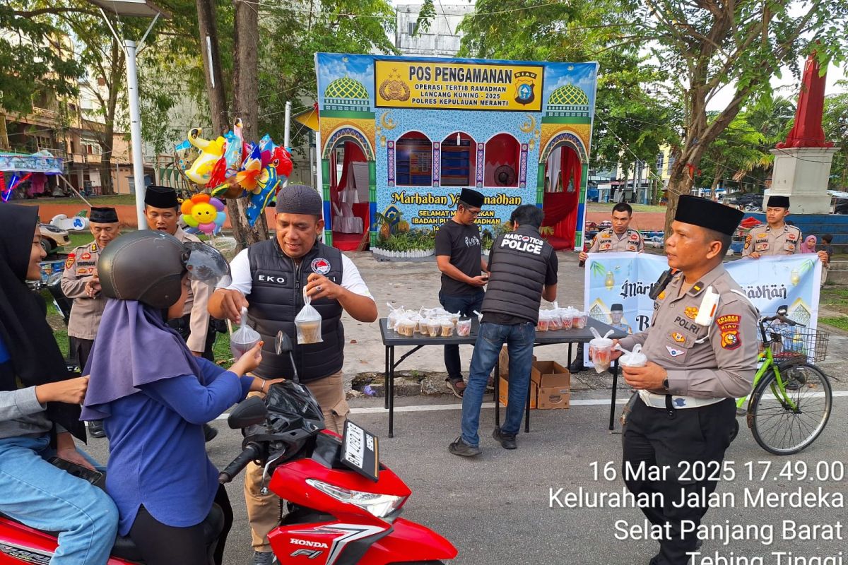 Polres Meranti ajak masyarakat jaga keamanan sambil bagi takjil